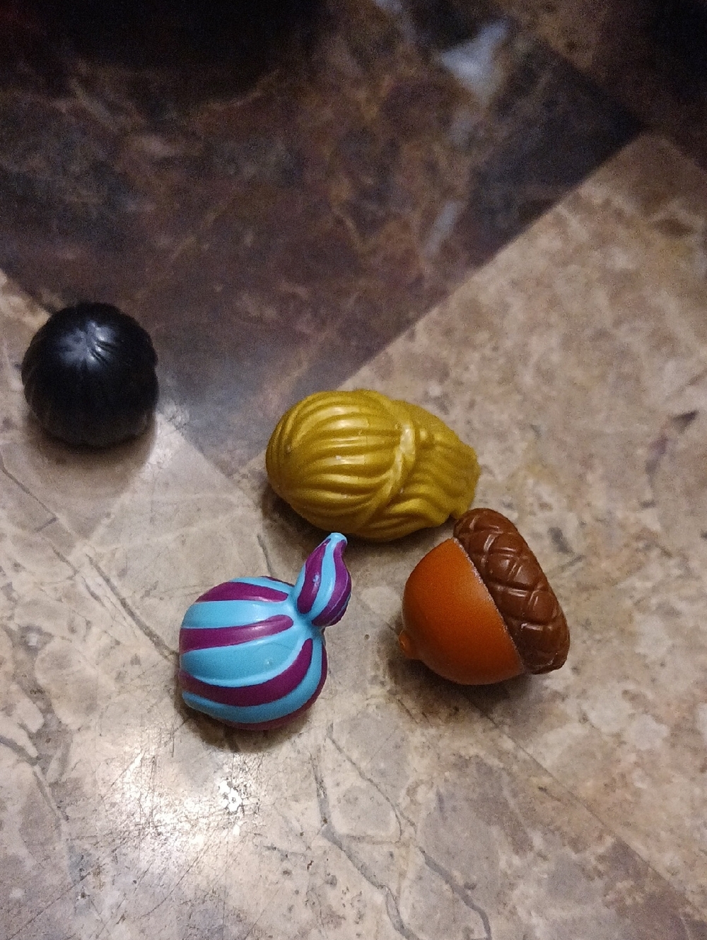 4 Hair And Hat Pieces For Lego Sets .Including the rare acorn hat